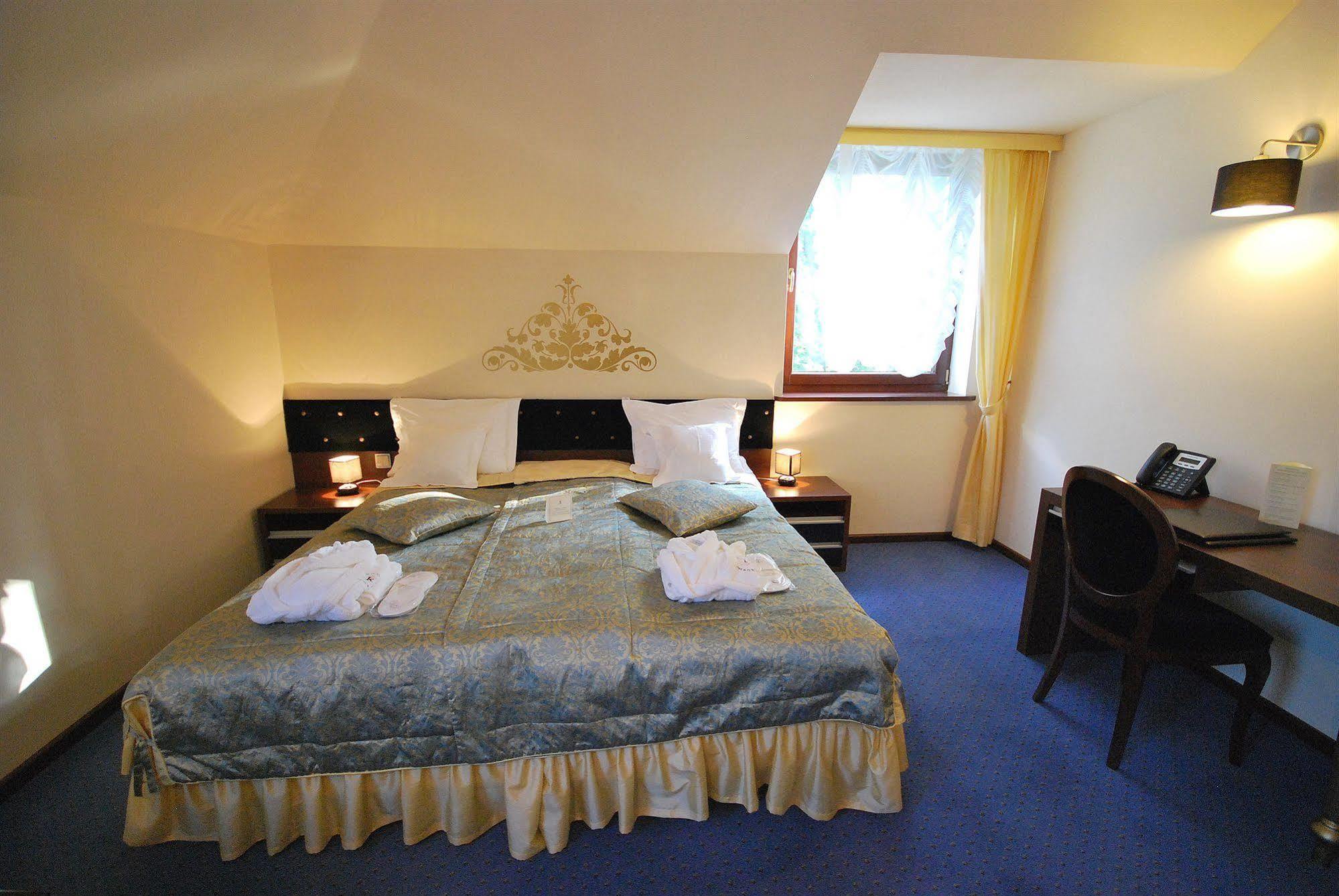 Dwor Kombornia Hotel&Spa Экстерьер фото