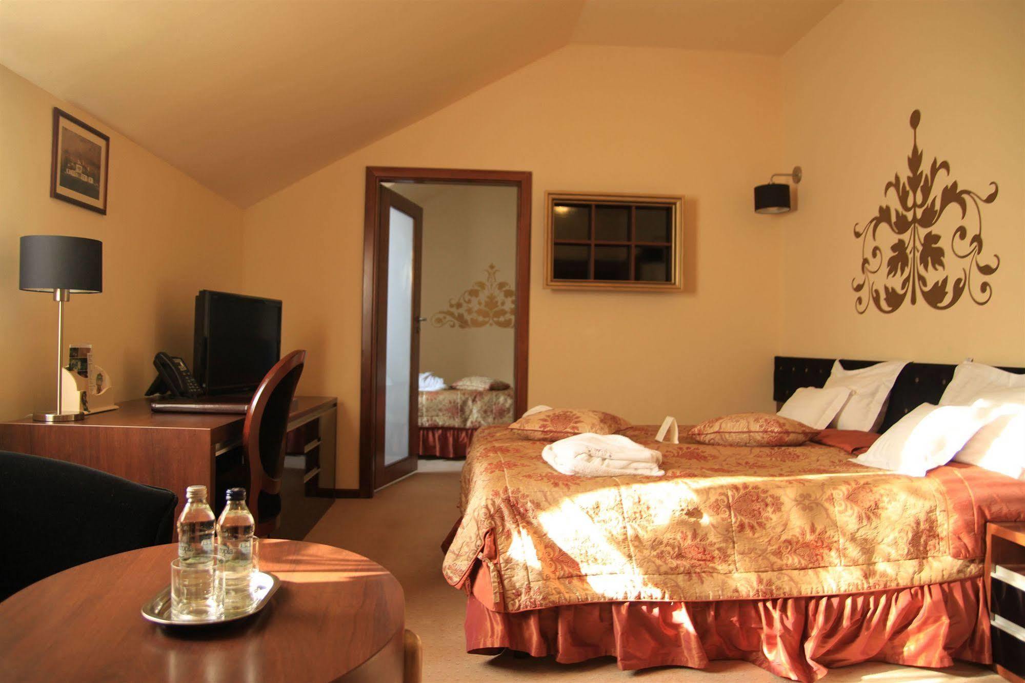 Dwor Kombornia Hotel&Spa Экстерьер фото