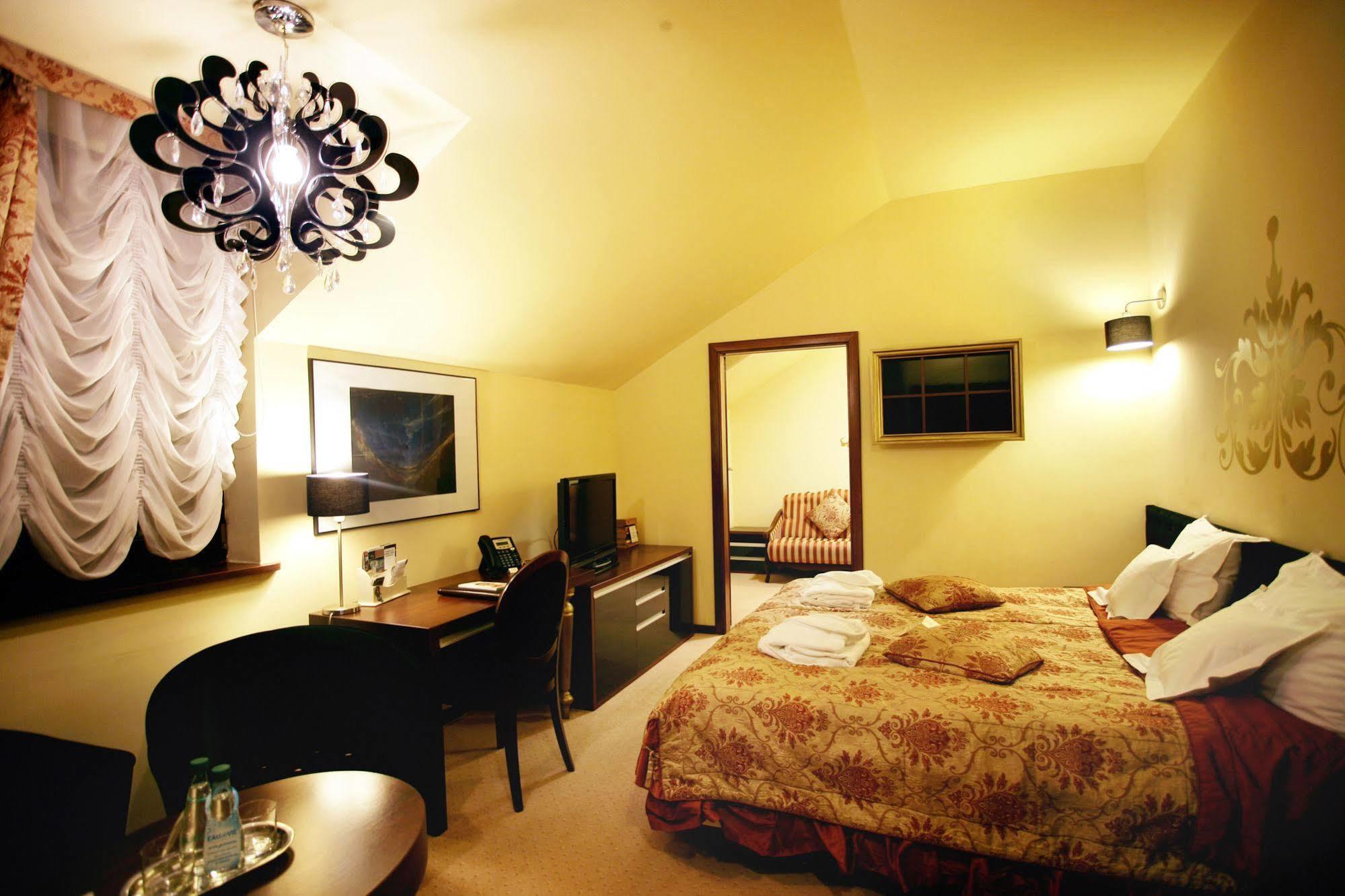 Dwor Kombornia Hotel&Spa Экстерьер фото