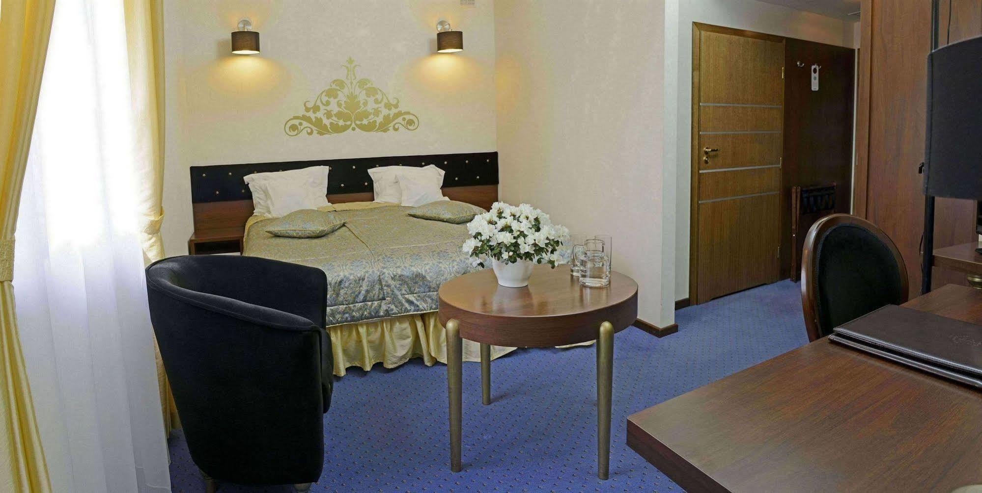 Dwor Kombornia Hotel&Spa Экстерьер фото